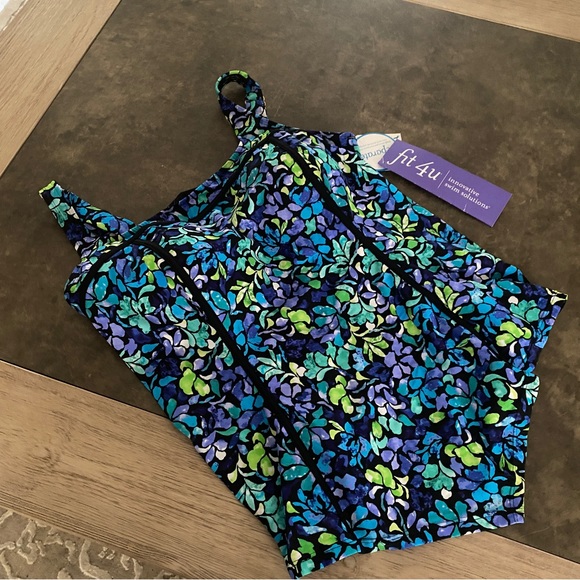 Fit 4 U
Plus Size Square Neck V Hem Swim Top - Picture 6 of 7